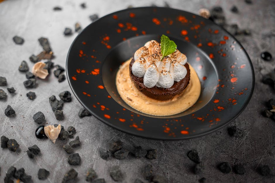 Wnętrze prywatnej kubańskiej restauracji z kolorowymi ścianami i stołami