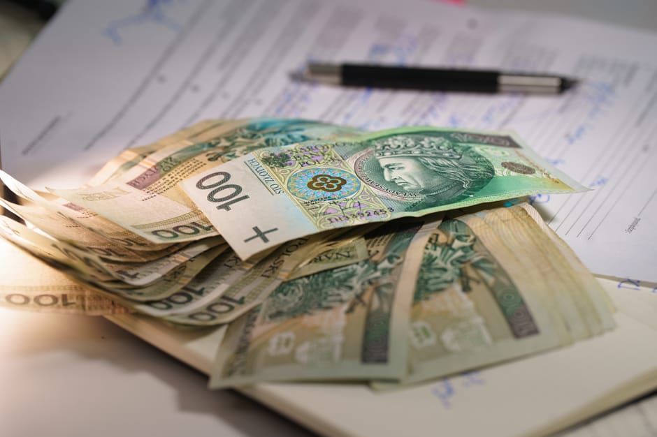 Okienko kantoru wymiany walut z banknotami i tablicą kursów