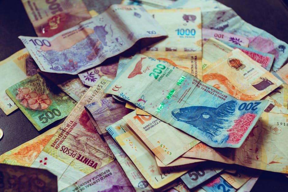 Kubańskie banknoty peso cubano rozłożone na drewnianym stole